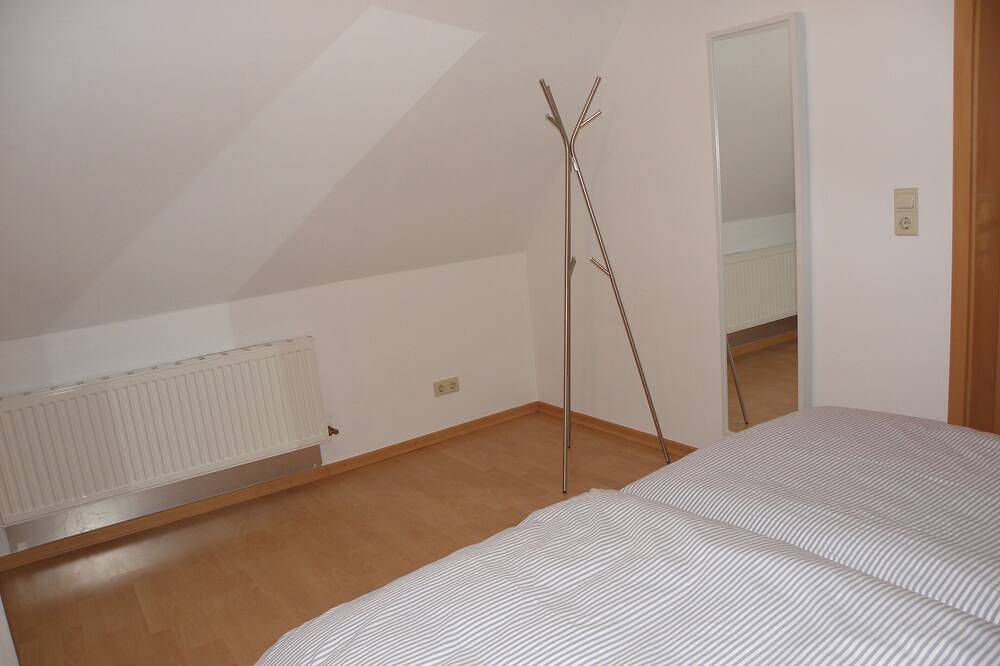 Ganze Wohnung, Ferienwohnung am Dorfteich im Reetdachhaus Ostenfeld / Husum in Ostenfeld (Husum), Eider-Treene-Sorge