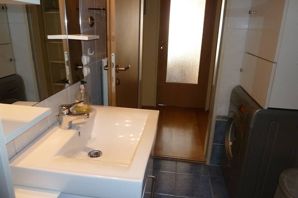 Cały apartament, 5 min do jeziora termalnego, gr. 3 pokoje Apartament z tarasem na dachu o powierzchni 20 m2, klimatyzacją, internetem, in Hévíz, Keszthely region