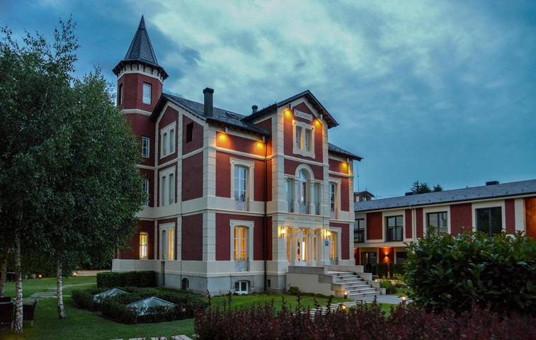 Hôtel pour 2 personnes, avec jardin et piscine ainsi que sauna et jacuzzi, animaux acceptés à Puigcerdà - 2