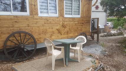 Gîte pour 2 personnes, avec terrasse et piscine ainsi que jacuzzi et jardin dans l' Ain