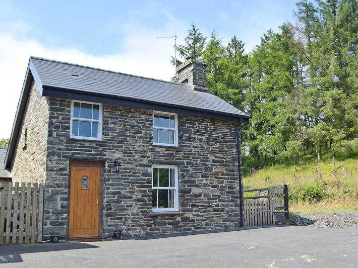 Log cabin for 2 people, with Garden in Mid-Wales
