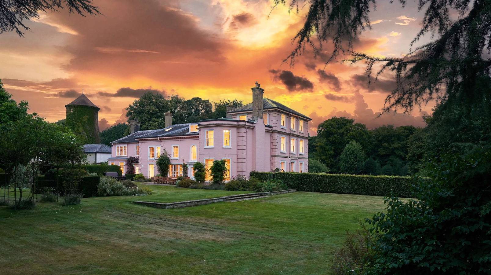Large Manor House with Pool, Hot Tub & Gardens in Bixley, Norfolk