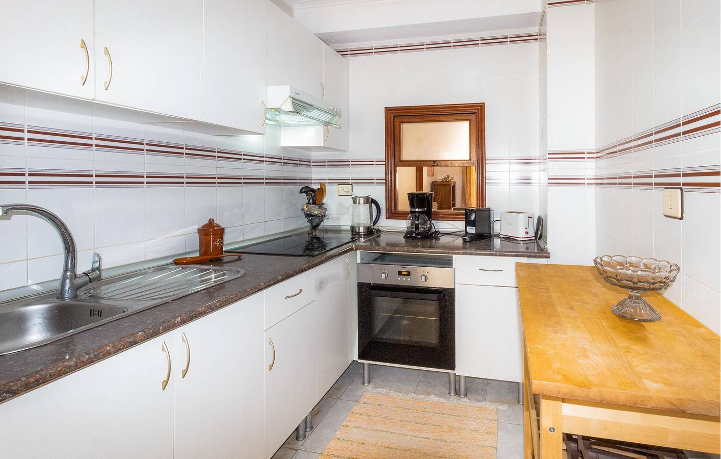 Entire holiday apartment, Beachfront Apt with WiFi, AC & Terrace, Parking - 300m to Playa de Los Naufragos in Torrevieja, Costa Blanca