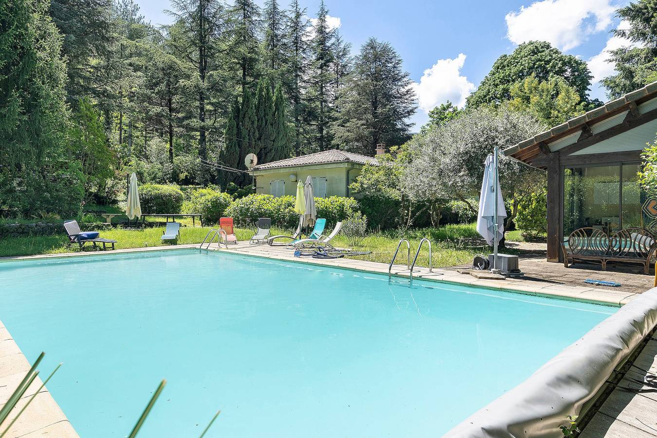 Maison de vacances avec parc, piscine privée, Wi-Fi et climatisation à Jaujac in Jaujac, Parc naturel régional des Monts d'Ardèche