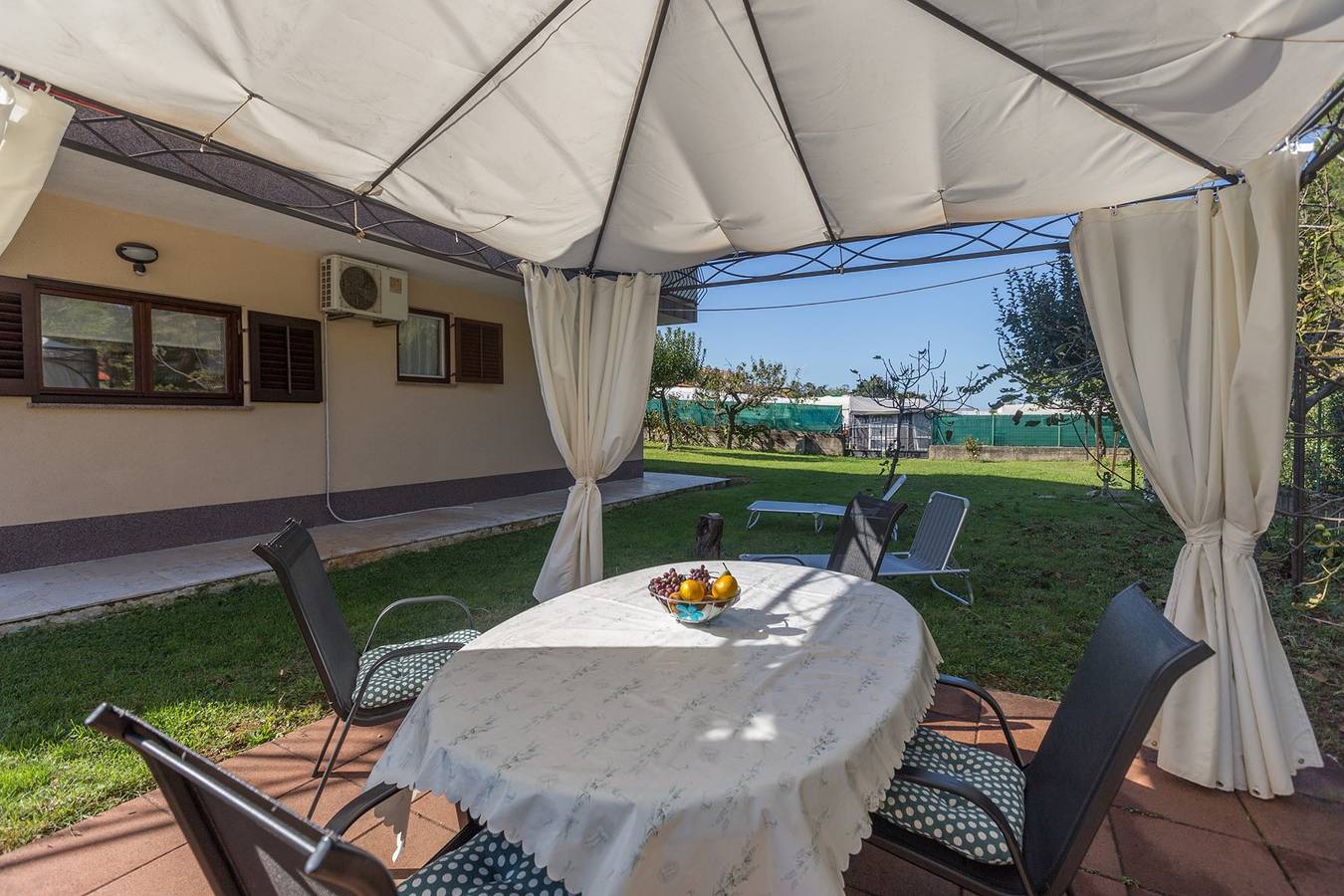 Ganze Wohnung, Apartment Silvia mit schönem großem Privatgarten und Kinderspielplatz in Funtana in Funtana, Vrsar-Funtana