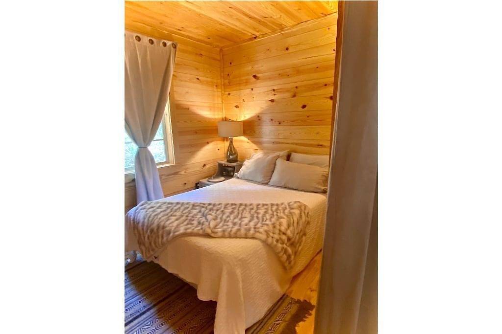 New! Water front lake cabin: totally updated with a private mountain lodge vibe! in Lake Martin