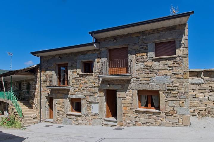 Holiday Home 'Alcobilla Lake' with Mountain View, Shared Garden and Balcony in San Justo, Zamora Province