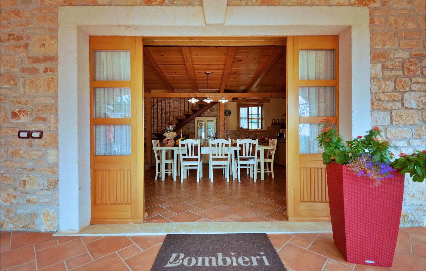 Geräumige Ferienwohnung mit Pool, WLAN und Parkplatz in der Nähe des Bistro Baderna in Baderna, Zentralistrien