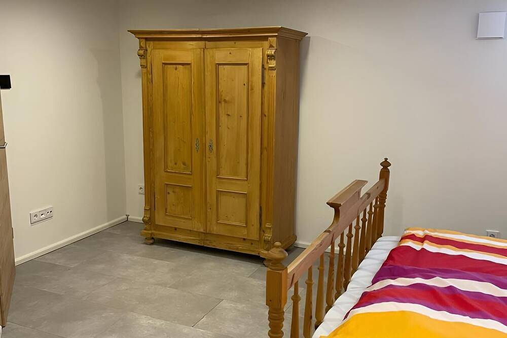 Ganze Wohnung, Gemütliche Souterrain-Wohnung mit großzügigem Wohnzimmer und grünem Außenbereich in Wernberg-Köblitz, Naturpark Oberpfälzer Wald