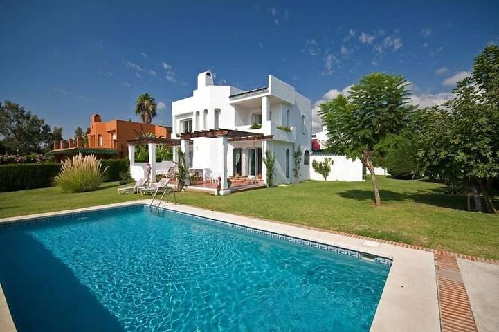 Cheap villa for 8 people, with garden and balcony in Marbella