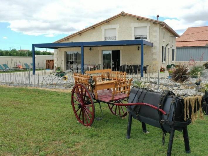 Gîte pour 8 personnes, avec jardin à Salles-de-Barbezieux