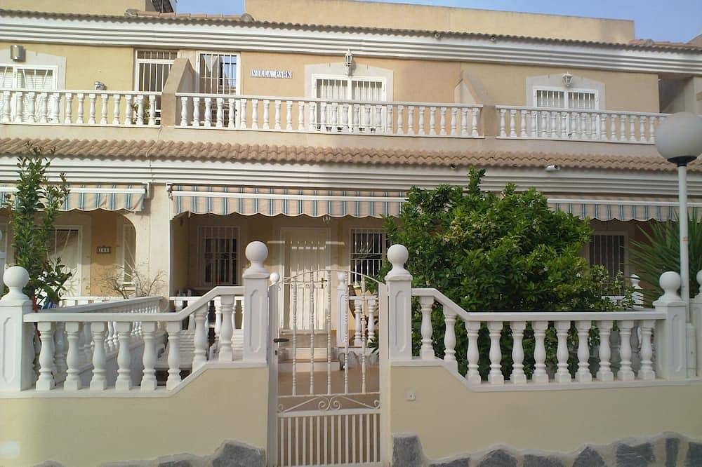 El Divino. 3 bedrooms, 2 pools, roof solarium. Aircon. Uk Tv. Wifi available in Pueblo Patricia, Los Alcázares