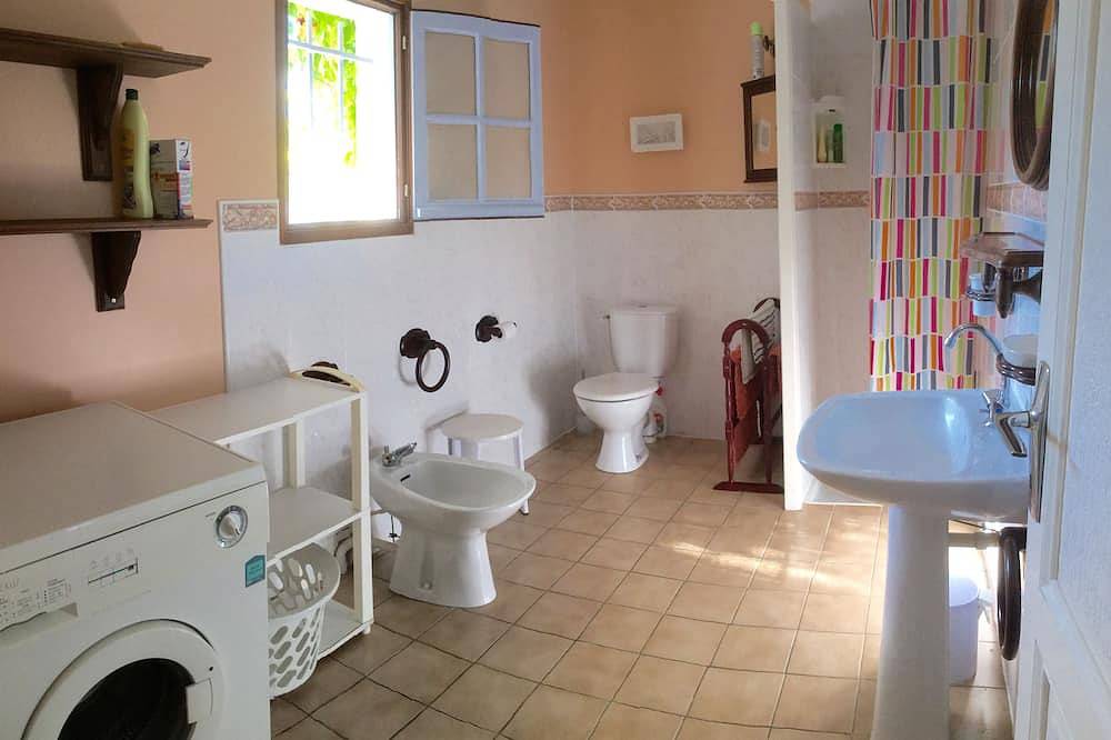 Casa rural en Quiet Hilltop Hamlet - Un área de viñedos con impresionantes vistas in Saint-Fort-sur-Gironde, Región de Jonzac