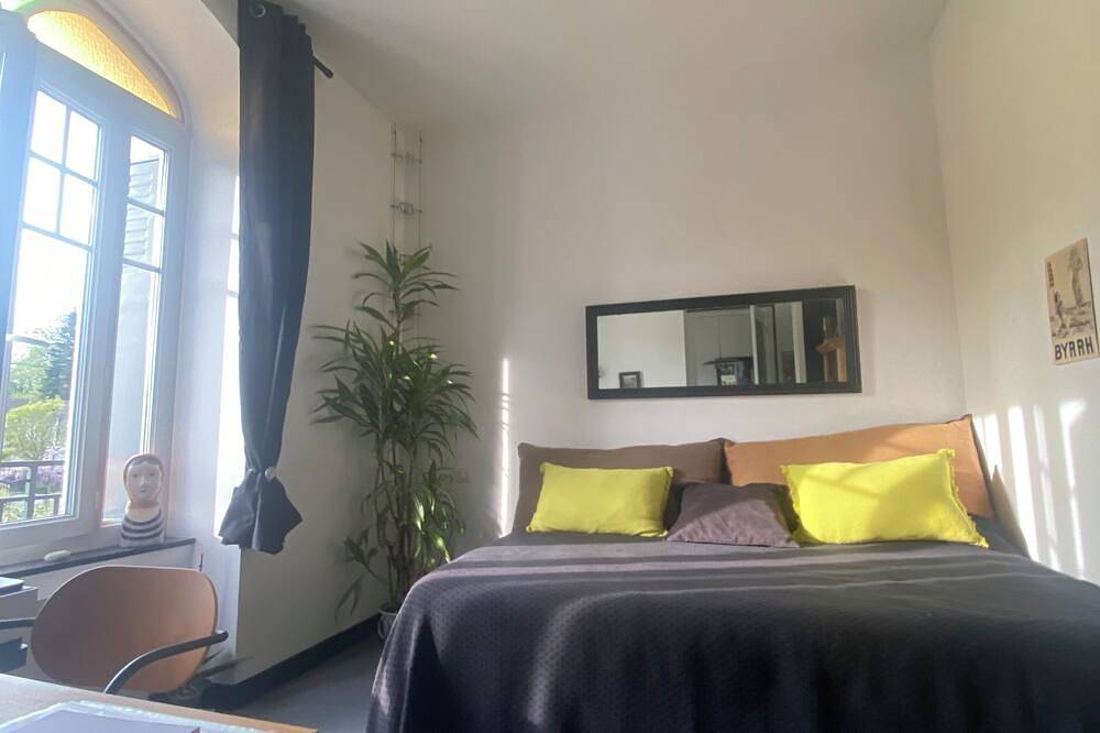 Maison charentaise des années 20 près d'un lac in Saint-Yrieix-sur-Charente, Charente