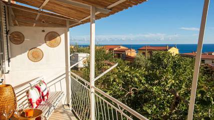 Ferienwohnung für 2 Personen, mit Ausblick und Garten sowie Balkon in Marina di Camerota