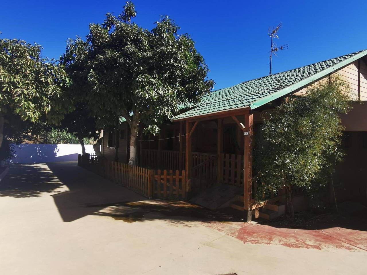 Ganze Wohnung, Apartment 'Bungalow Cerca De La Playa' mit Gemeinschaftspool, Wlan und Klimaanlage in Vélez-Málaga, Costa del Sol
