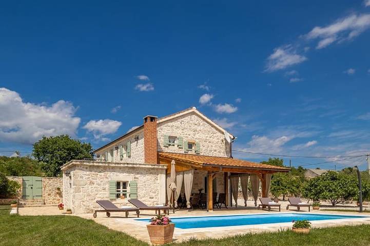 Vacation rental for 8 people, with pool and terrace as well as yard in Zadar