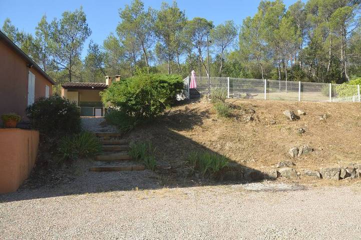 Chalet independiente con piscina compartida y cocina de verano. in Entrecasteaux, Región Brignoles