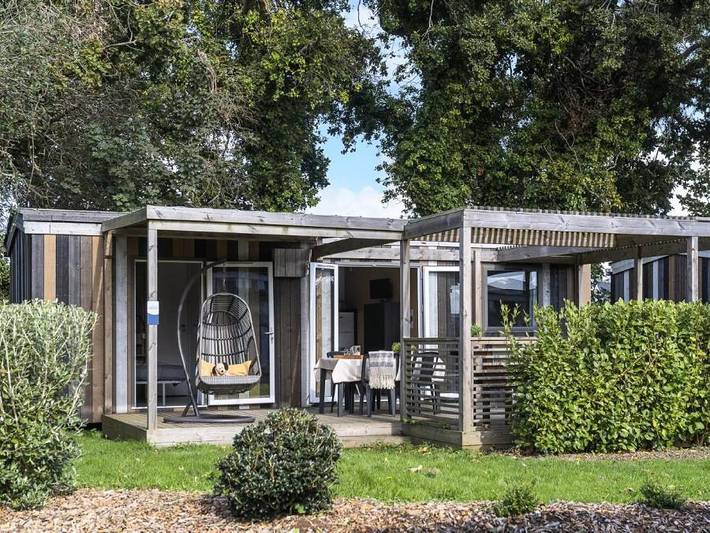 Camping Le Village Perrosien - Mobilhome 4 personnes - Cabane Premium 3 Pièces 4 Personnes Climatisée + Tv in Perros-Guirec, Côte de Granit Rose