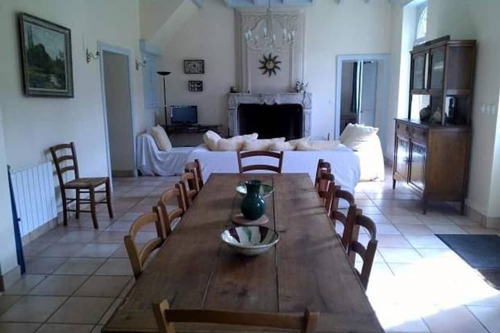Gîte familial & authentique avec jardin arboré, entre Angers & Le Mans, idéal visites & détente in Dureil, Sarthe