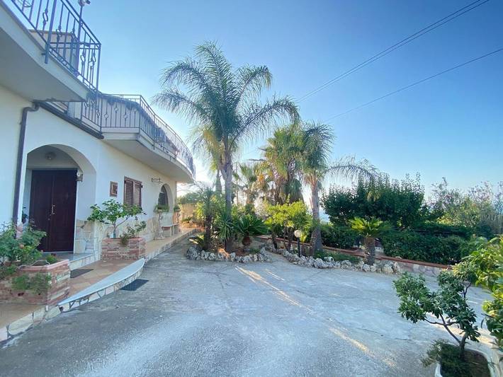 Villa per 5 persone, con giardino e panorama in Campofelice di Roccella