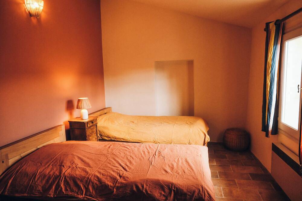 Maison villageoise de charme, entre Nîmes et Uzès, avec piscine. in Blauzac, Région de Nîmes
