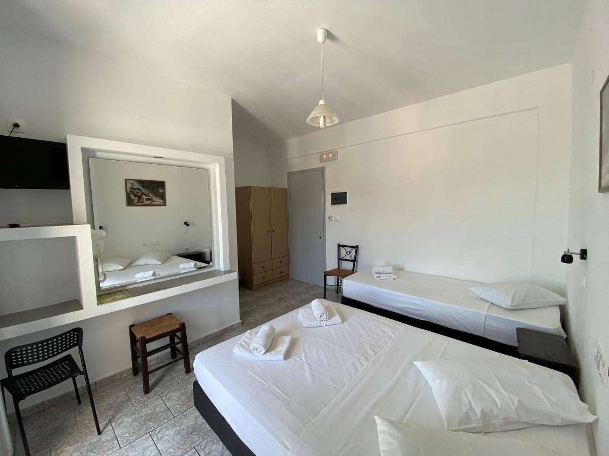 Deep Blue Rooms & Apartments in Mylopotas, Íos