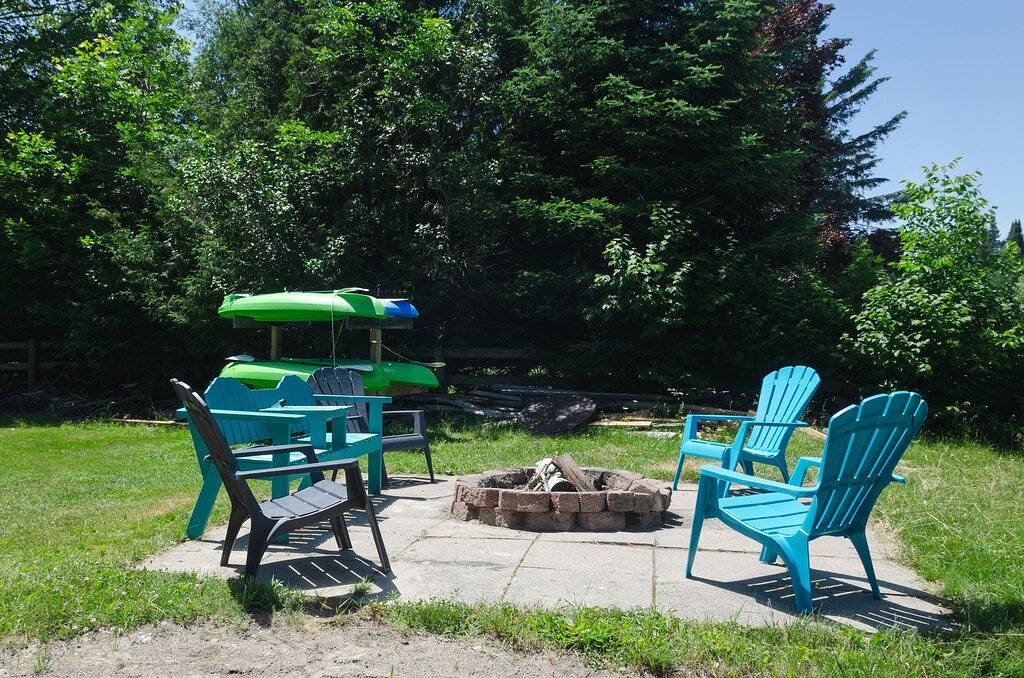 Cozy Rustic Cottage! Hot Tub, River, Fireplace, Kayaks, Tons of Games & Movies in Kawartha Lakes