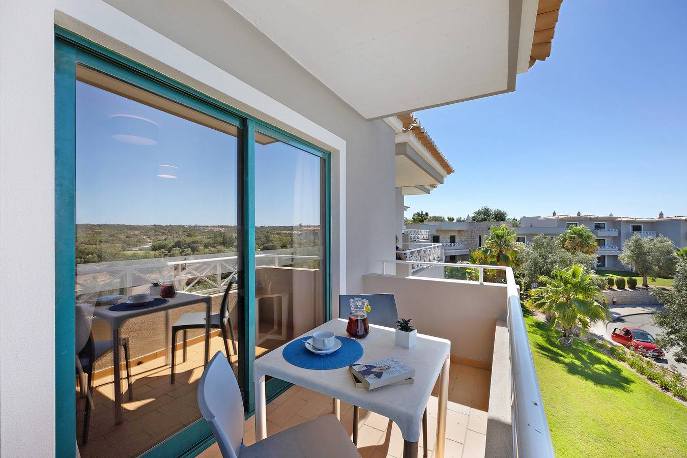 Entire apartment, Pestana Gramacho Residence Studio with Mountain View, Pool & Wi-Fi in Estômbar, Estômbar e Parchal