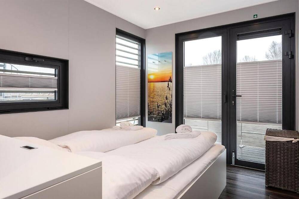 Prachtig schip in Offingawier met uitzicht op de haven in Friesland