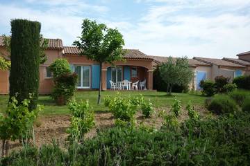 Gîte pour 4 personnes, avec terrasse ainsi que jardin et piscine à Homps