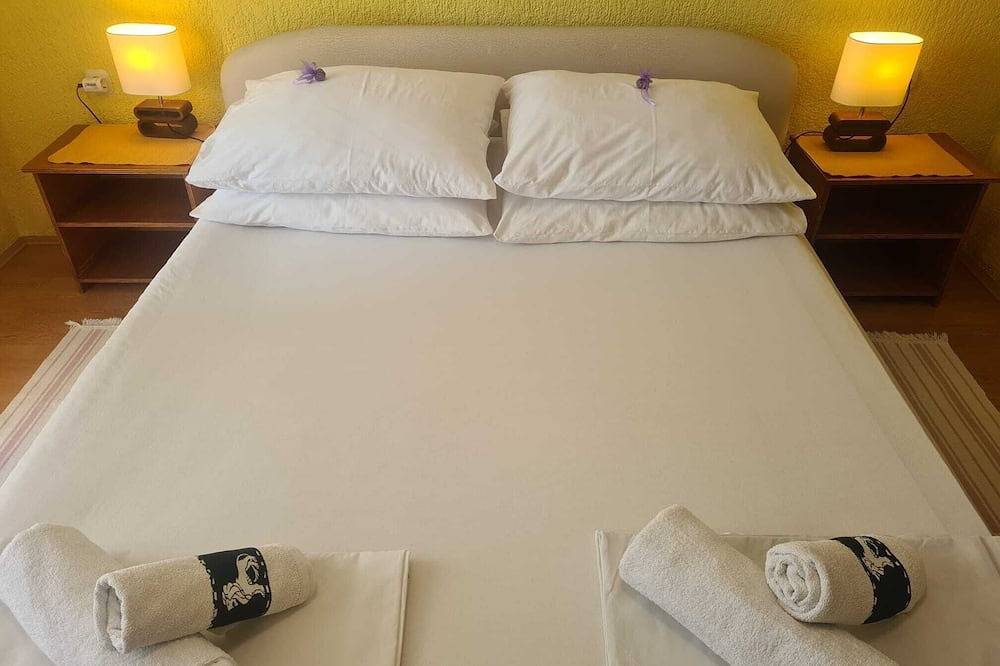 Country house with swimming pool surrounded by pure nature in Brod-Posavina