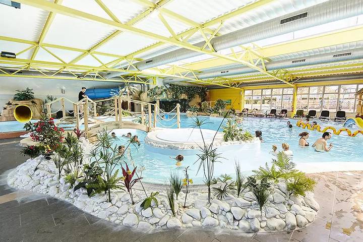 Camping pour 4 personnes, avec Terrasse ainsi que Piscine et Sauna aux Les Sables-d'Olonne