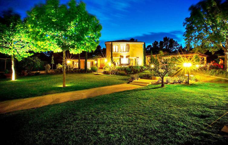 Acogedor apartamento con piscina y aparcamiento, a 2,5 km del centro de la ciudad in Saint-Saturnin-lès-Apt, Parque natural regional del Luberon