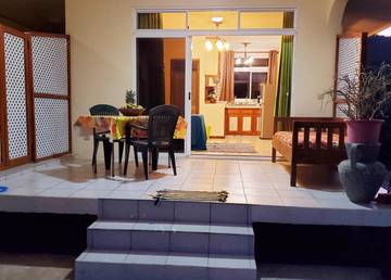 Gîte pour 3 personnes, avec terrasse et jardin dans Uturoa