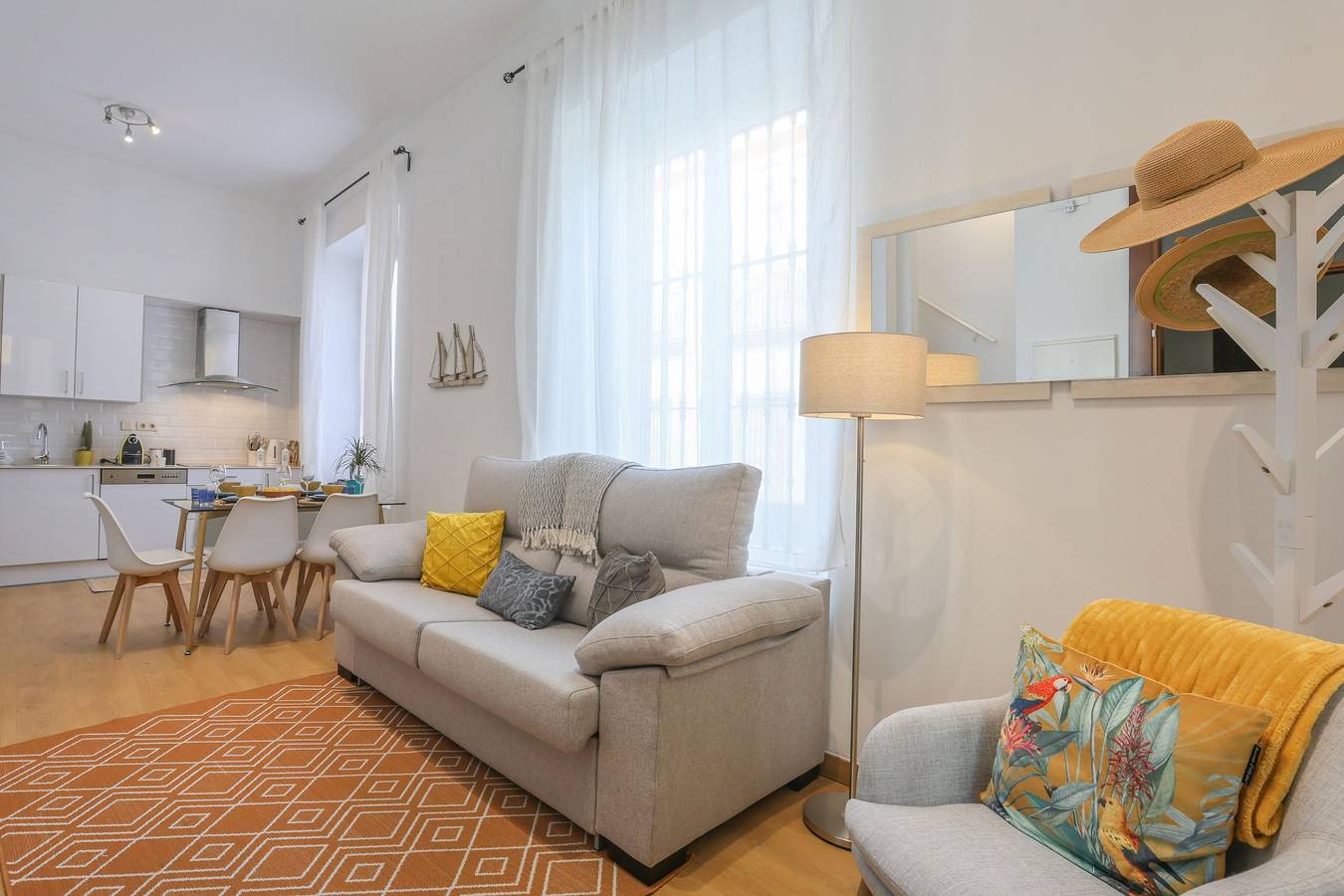 Entire apartment, Casa Amores - Cosy flat in the centre of Seville with free Wifi in Casco Antiguo, Sevilla