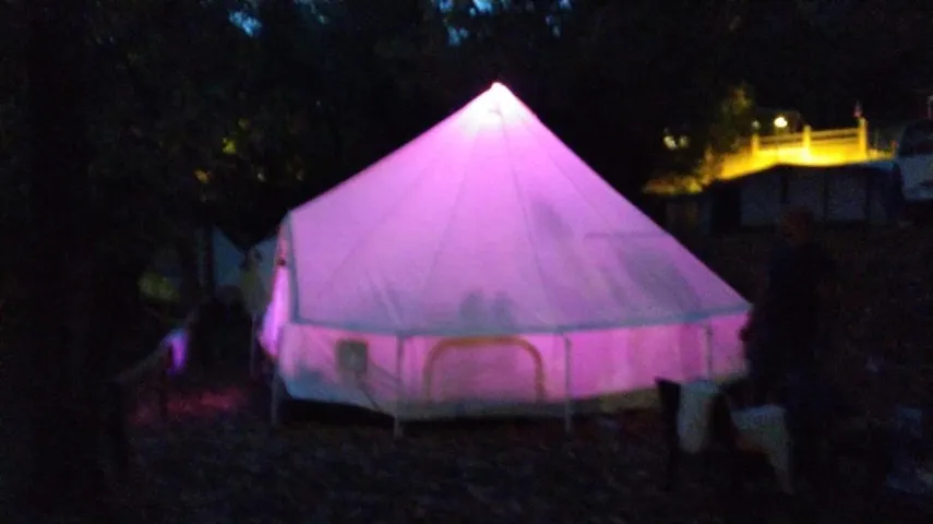 Tienda para 2 personas, con jardín además de piscina para niños y piscina - 1