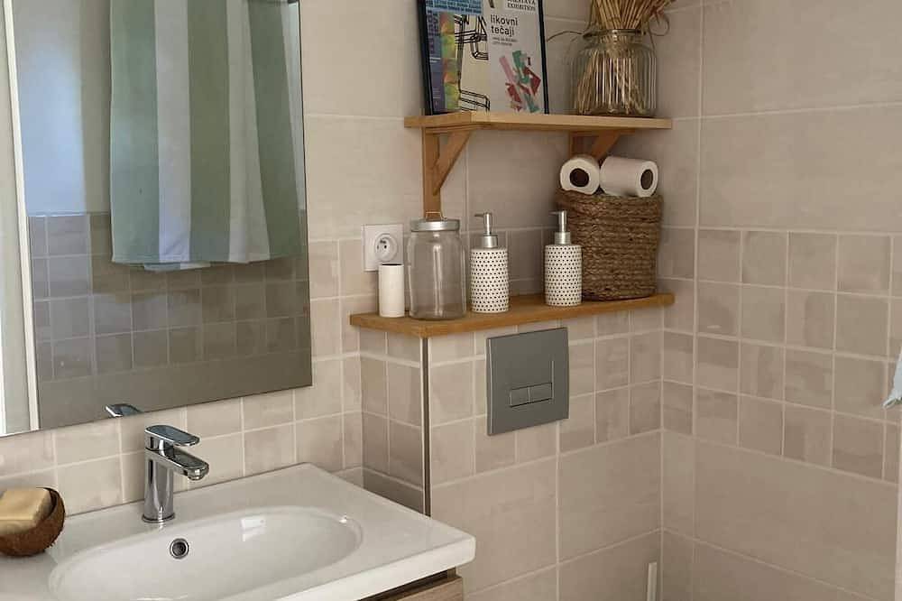 Provencal house with pool house in the heart of a beautiful Uzège village in Saint-Quentin-la-Poterie, Nimes region