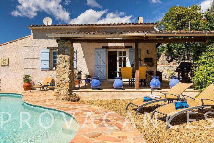 Charmantes Ferienhaus mit Pool in St-Paul-en-Forêt in Saint-Paul-en-Forêt, Mittelmeerküste (Frankreich)