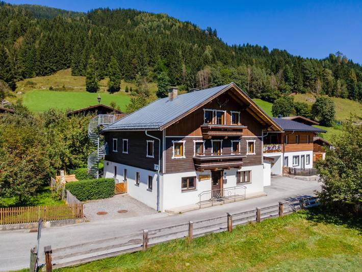 Ferienhaus für 14 Personen, mit Sauna und Terrasse sowie Whirlpool in Bramberg am Wildkogel