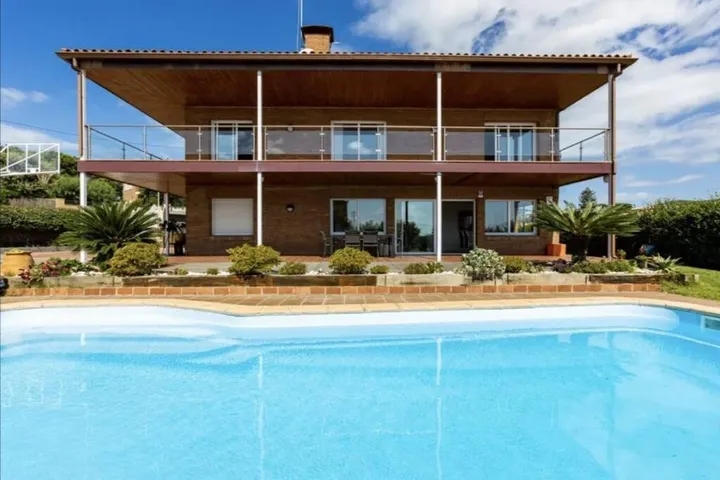 Ferienhaus für 12 Personen, mit Ausblick und Terrasse sowie Garten und Pool - 1