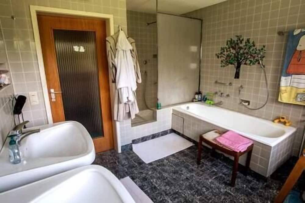 Ganze Wohnung, Natur Paradies Seeberg, Pool, Garten, Grill, Natur Paradies mit Pool - Ferienwohnung am Seeberg in Heidenheim, Stuttgart Region