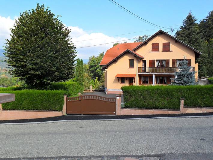 Gîte pour 7 personnes, avec jardin et terrasse à Russ (homonymie)