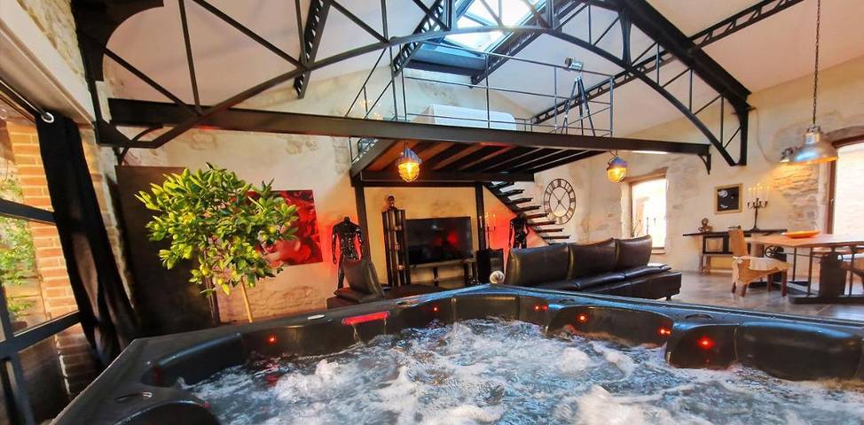 Hôtel pour 4 personnes, avec Jacuzzi et Terrasse ainsi que Jardin et Sauna