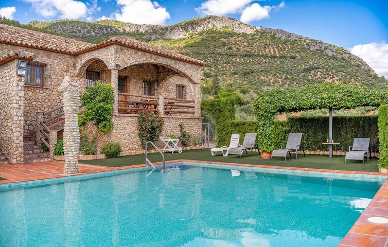 Location de vacances pour 14 personnes, avec terrasse ainsi que piscine et jardin, adapté aux familles à Algodonales - 4