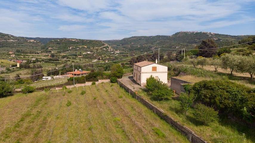 Villa for 8 people, with Balcony and Terrace as well as Yard and View in Bosa
