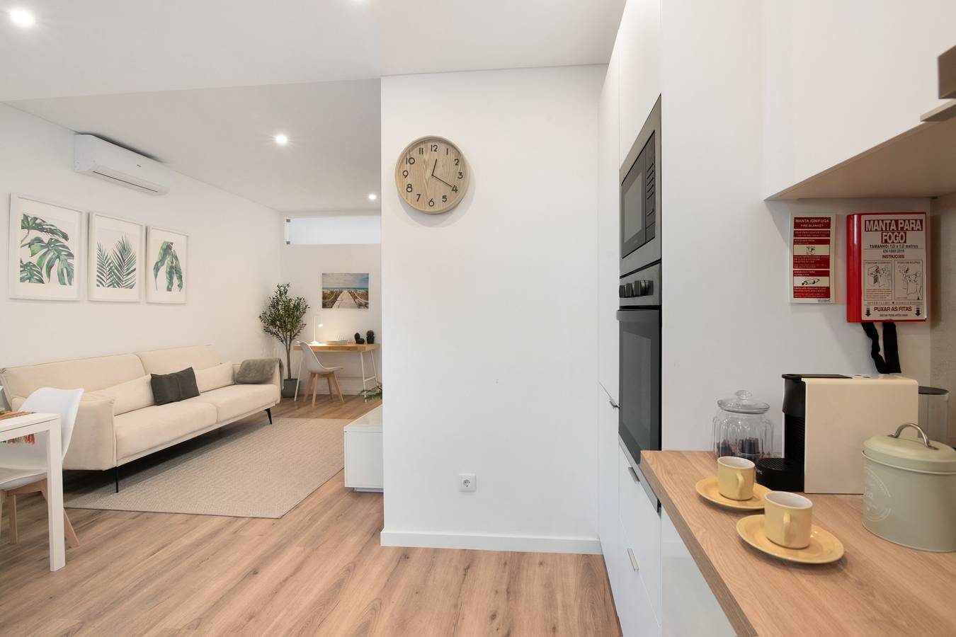 Apartamento inteiro, Apartamento 'Downtown Lux' com terraço partilhado, acesso Wi-Fi e ar condicionado in Sé (Faro), Faro