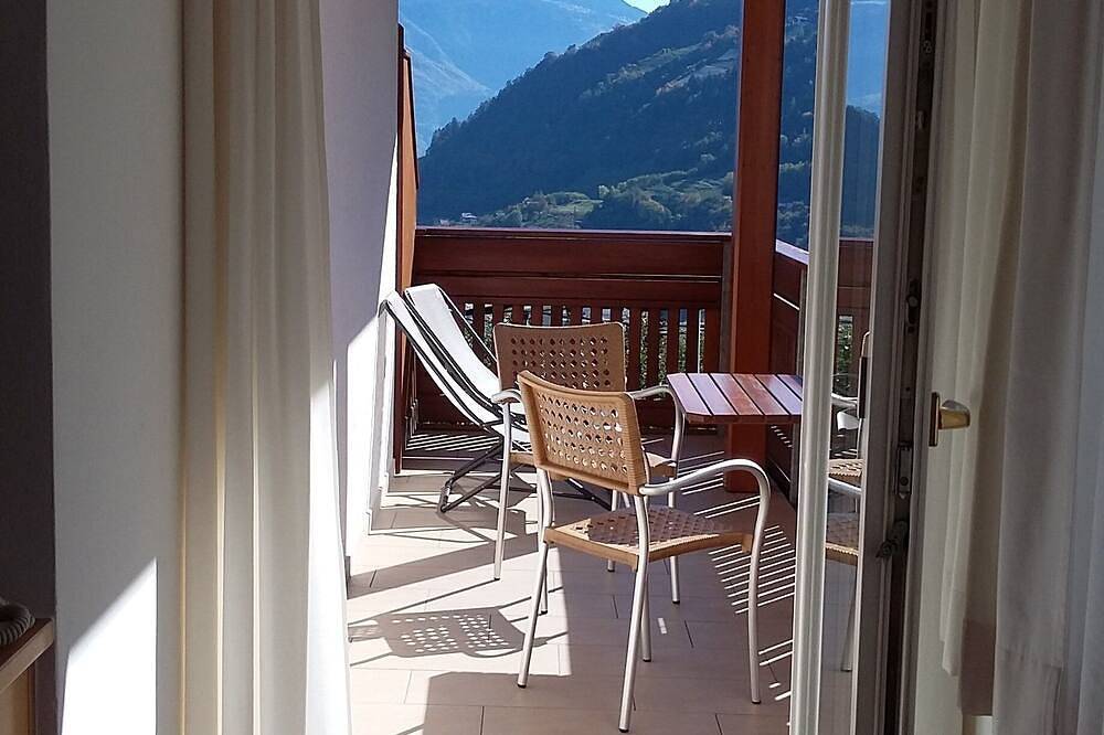 Ganze Wohnung, Sonnige Ferienwohnung mit Sole- Außenpool am Algunder Waalweg in Oberplars, Algund