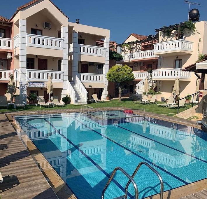 Appart’hôtel pour 2 personnes, avec jacuzzi et bassin pour enfant ainsi que piscine et jardin