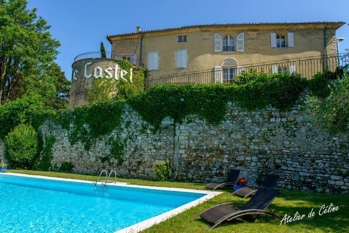 Appartement de vacances pour 4 personnes, avec vue ainsi que piscine et jardin